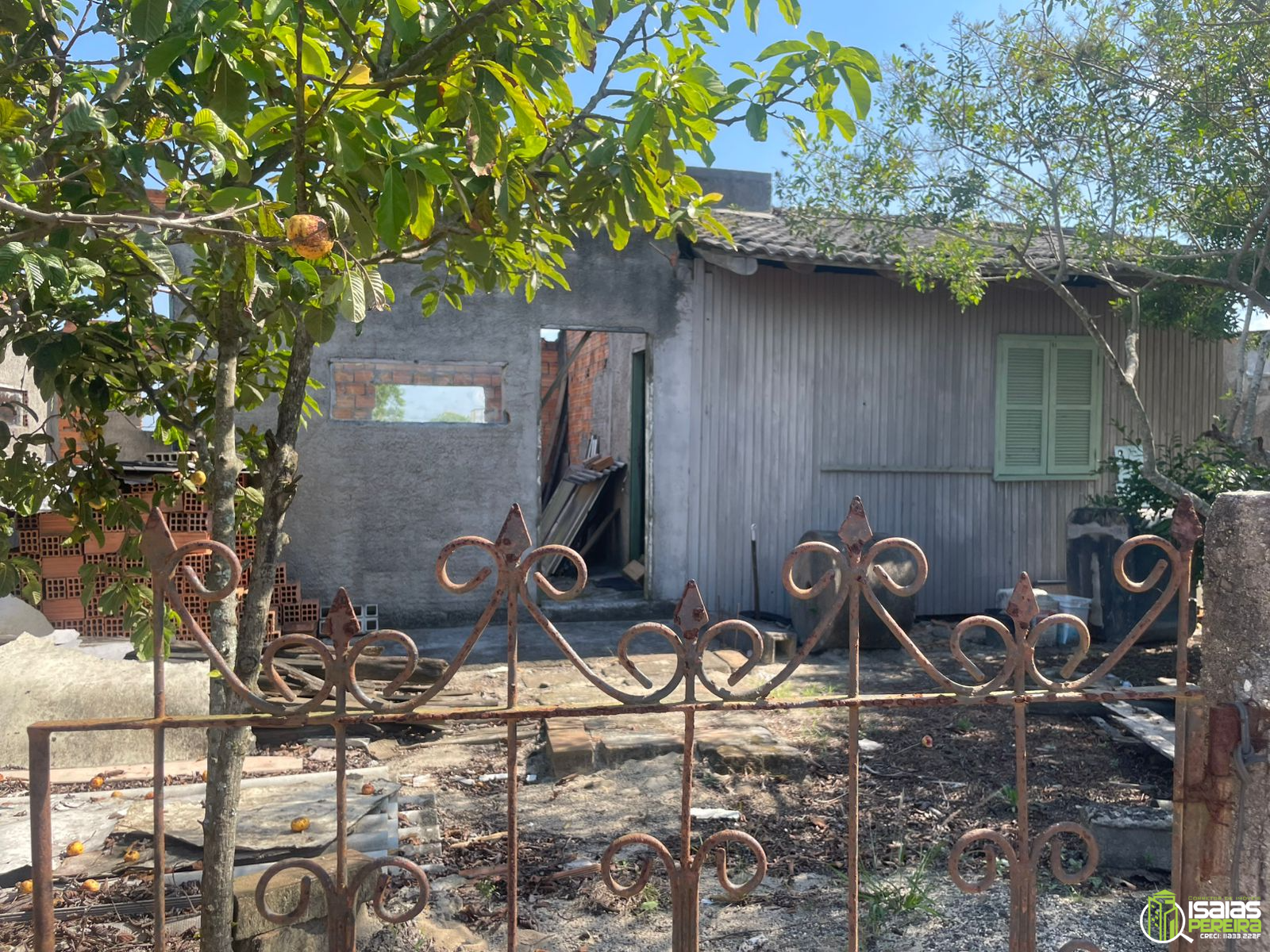 Vende-se casa mista em construção para reforma em Balneário Arroio do Silva – SC